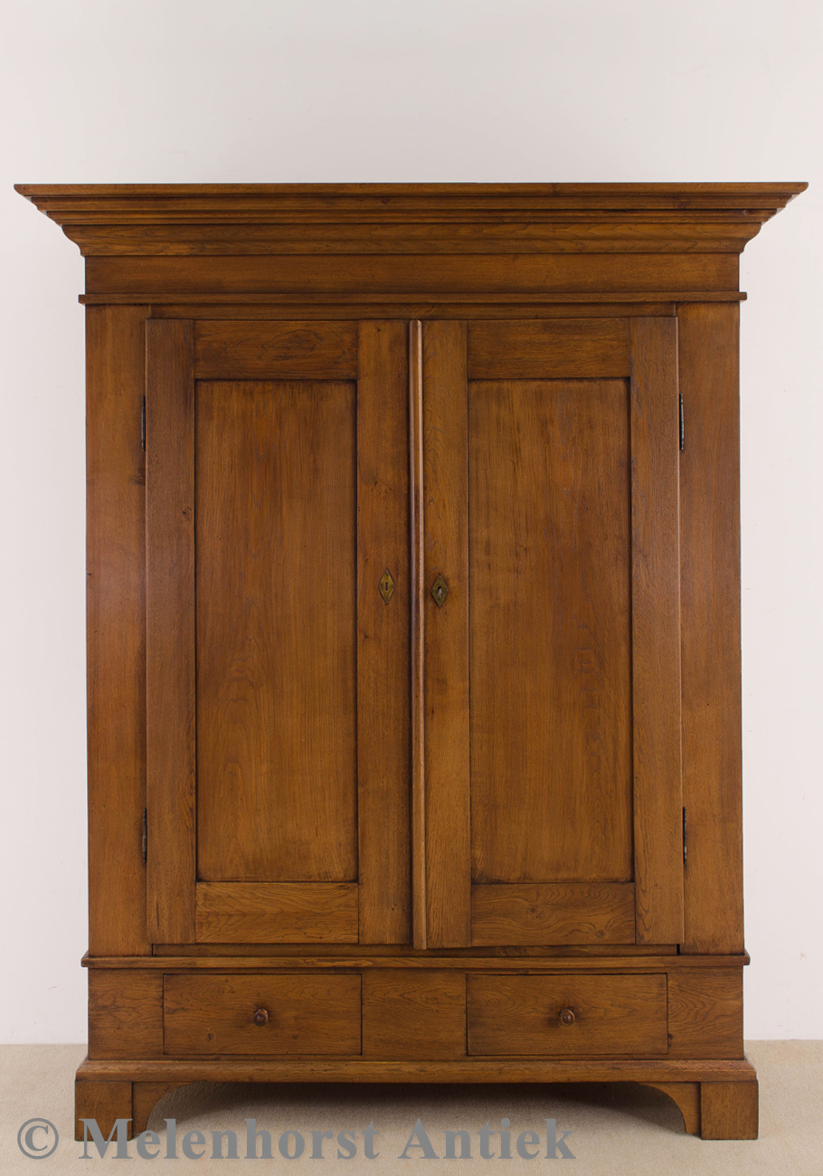 Antiker Eichenholzener Schrank