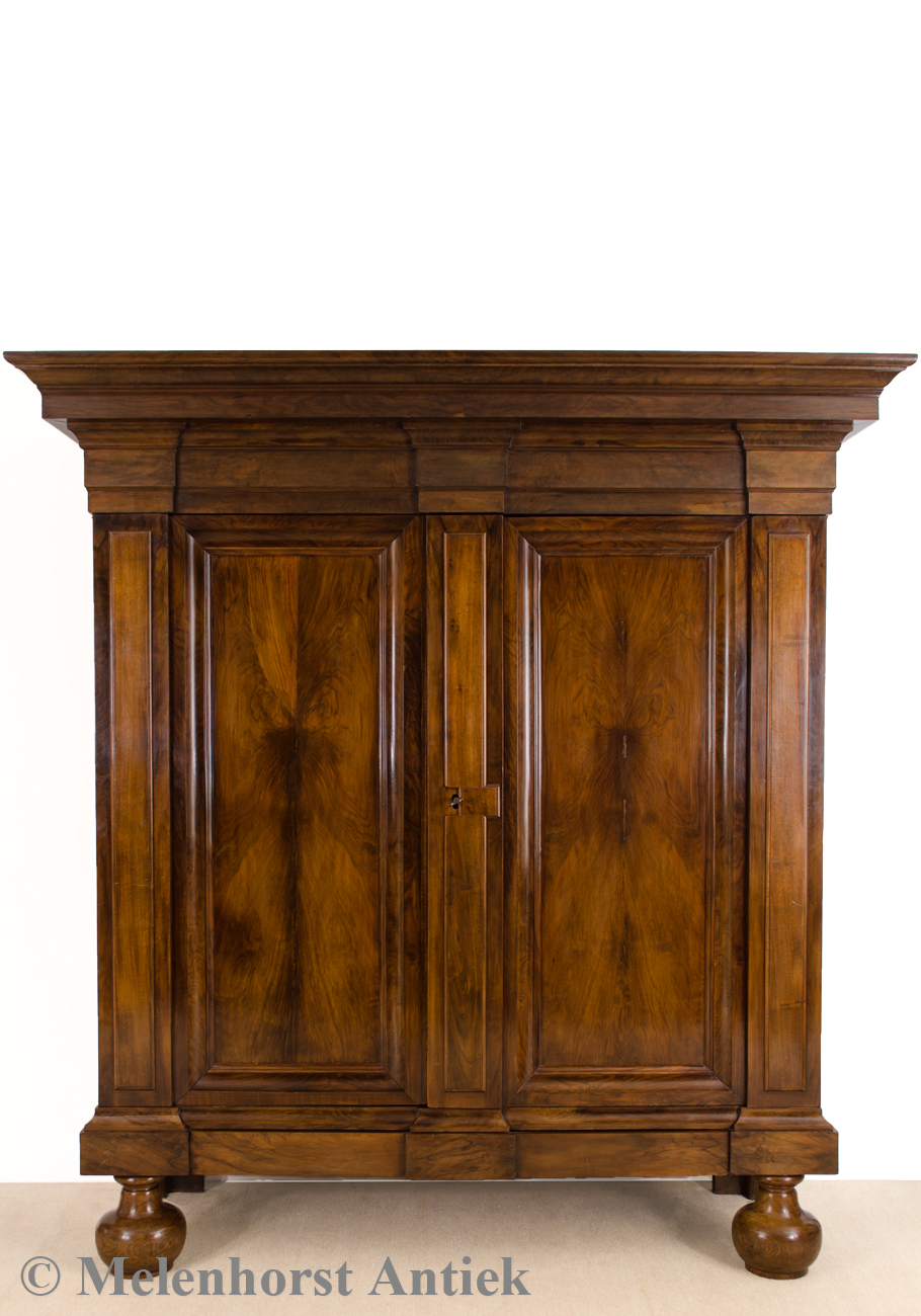 Antiker Wellenschrank