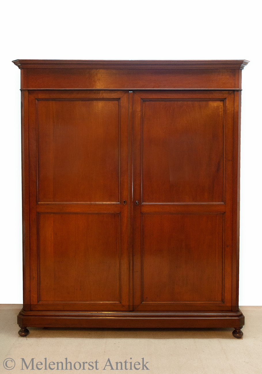Kleiderschrank aus Mahagoni