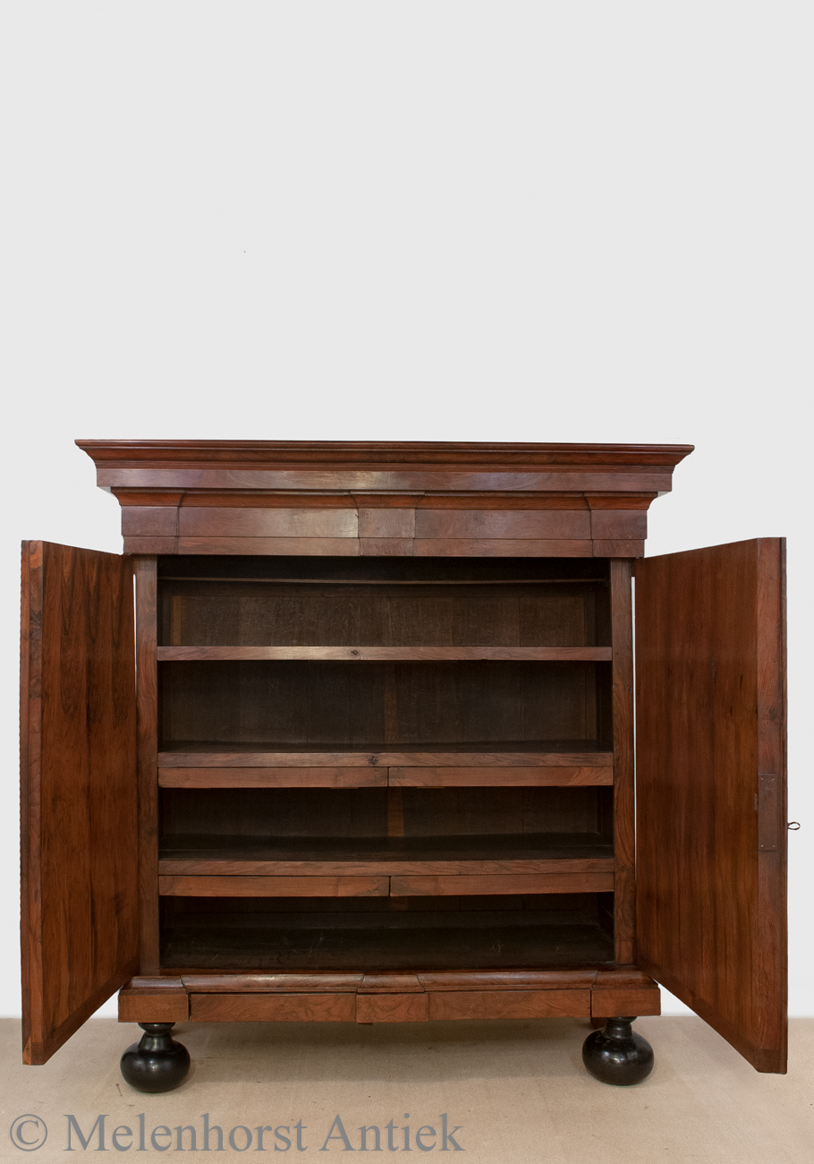 Palisander Schrank mit schwarzen Kugelbeinen
